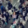 Une jeune femme perdue dans la foule